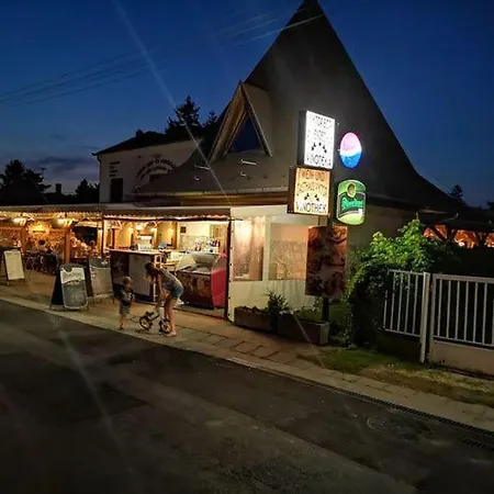 Viktor Bor- Es Vendeghaz**** فندق مبيت وإفطار Balatonmáriafürdő