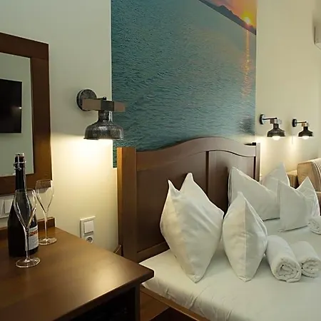 Couette-café Viktor Bor- és Vendégház**** Balatonmáriafürdő